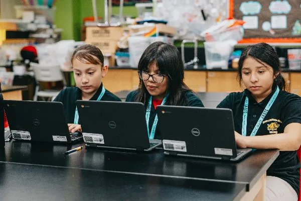 MLA-students with laptops